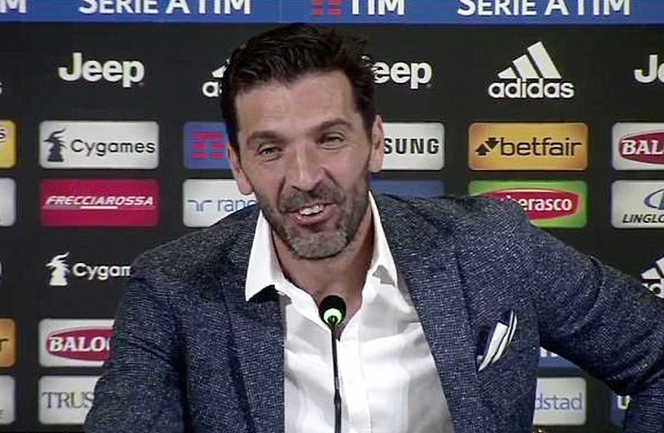 Buffon chụp ảnh cùng đồng đội Buffon chụp ảnh cùng đồng đội