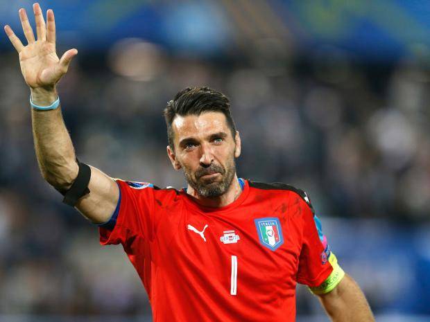 Buffon trong màu áo Juventus Buffon trong màu áo Juventus