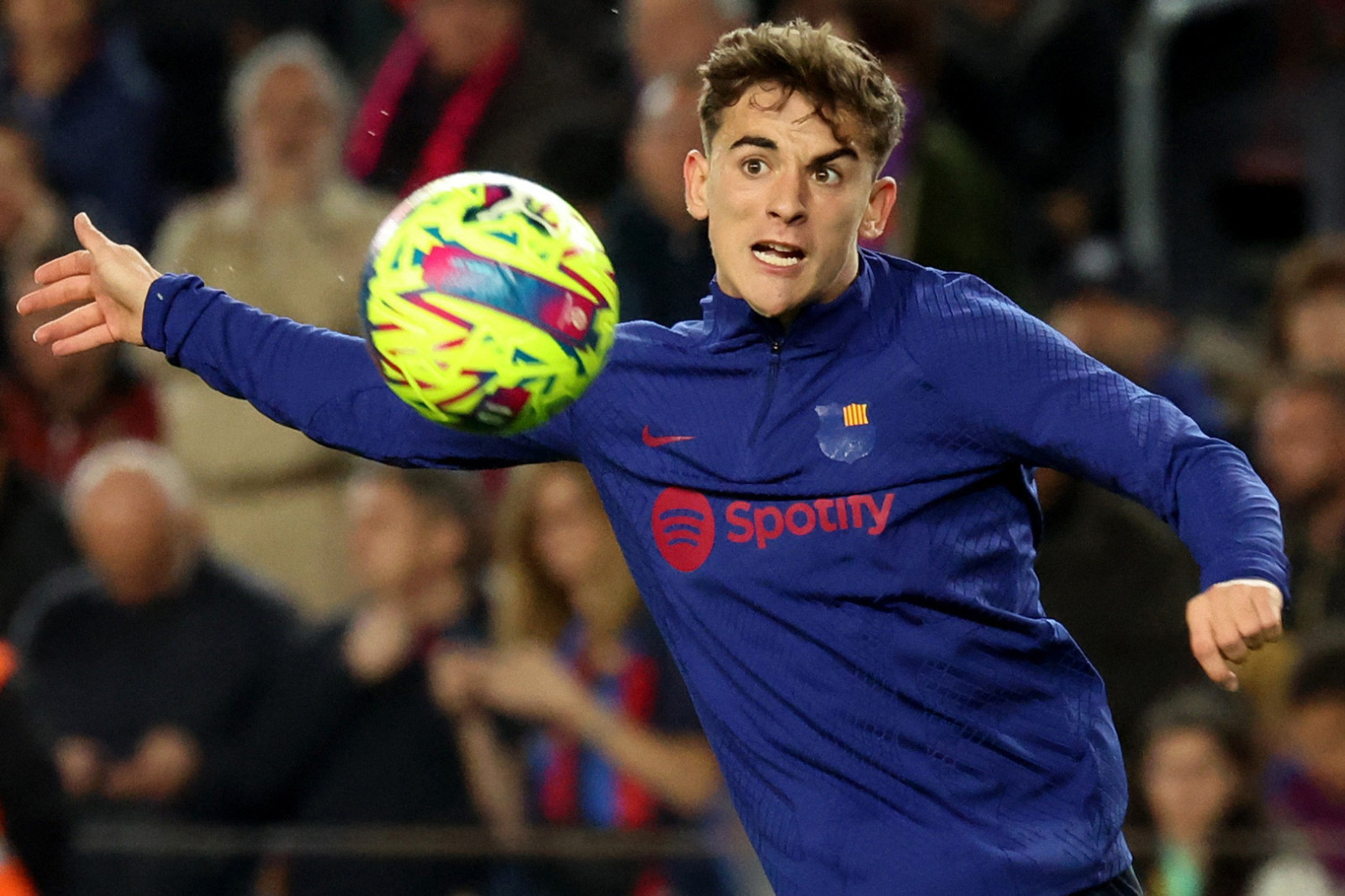 Gavi chuyền bóng Gavi chuyền bóng