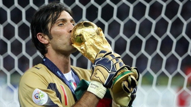 Buffon bắt bóng trong trận đấu Buffon bắt bóng trong trận đấu